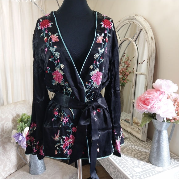 🍒NWOT🍒 FREE PEOPLE EMBROIDERED SATIN KIMONO - Picture 1 of 10